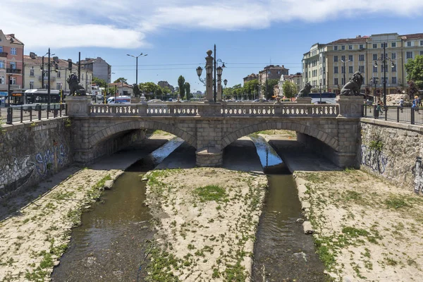 Sofia Bulgaristan Mayıs 2018 Aslan Panorama Köprüden Vladaya Nehir Sofia — Stok fotoğraf
