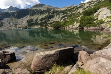 Yaz manzara Banderitsa balık göl, Pirin Dağı, Bulgaristan