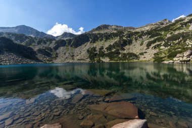 Yaz manzara Banderitsa Balık Gölü ve Banderishki Kınalı tepe, Pirin Dağı, Bulgaristan