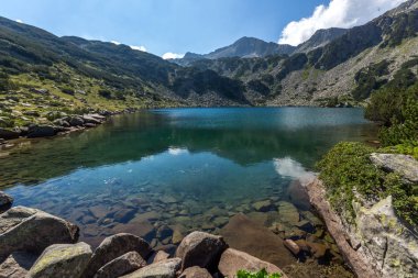 Yaz manzara Banderitsa Balık Gölü ve Banderishki Kınalı tepe, Pirin Dağı, Bulgaristan