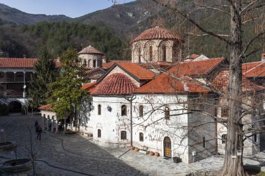 Bachkovo Manastırı, Bulgaristan - 4 Şubat 2019: Ortaçağ Bachkovo Manastırı Dormition Tanrı, Bulgaristan annenin binalarda