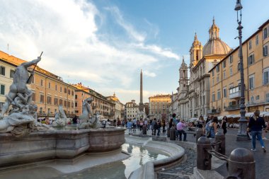 Rome, İtalya - 22 Haziran 2017: Şaşırtıcı günbatımı manzarası Piazza Navona, Roma, İtalya