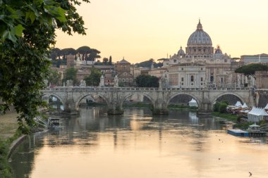 Rome, İtalya - 22 Haziran 2017: Gün batımı Panorama Tiber Nehri, St. Angelo Köprüsü ve St. Peter's Basilica Roma, İtalya