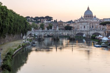 Rome, İtalya - 22 Haziran 2017: Gün batımı Panorama Tiber Nehri, St. Angelo Köprüsü ve St. Peter's Basilica Roma, İtalya