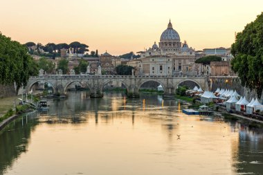Rome, İtalya - 22 Haziran 2017: Gün batımı Panorama Tiber Nehri, St. Angelo Köprüsü ve St. Peter's Basilica Roma, İtalya
