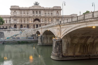 Rome, İtalya - 22 Haziran 2017: Gün batımı görünümü City Roma, İtalya'nın Tiber Nehri ve temyiz Yargıtay