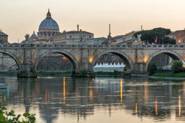 Rome, İtalya - 22 Haziran 2017: Gün batımı Panorama Tiber Nehri, St. Angelo Köprüsü ve St. Peter's Basilica Roma, İtalya