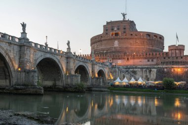 Rome, İtalya - 22 Haziran 2017: Gün batımı görünümü St. Angelo Köprüsü'nün ve st. Angelo City Roma, İtalya'nın kale