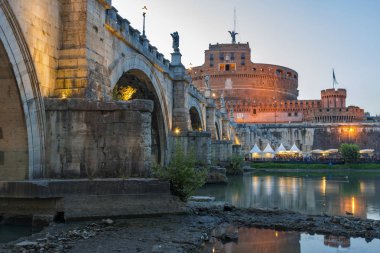 Rome, İtalya - 22 Haziran 2017: Gün batımı görünümü St. Angelo Köprüsü'nün ve st. Angelo City Roma, İtalya'nın kale