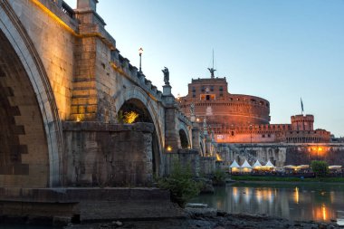 Rome, İtalya - 22 Haziran 2017: Gün batımı görünümü St. Angelo Köprüsü'nün ve st. Angelo City Roma, İtalya'nın kale