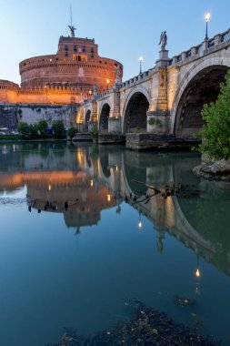 Rome, İtalya - 22 Haziran 2017: Gün batımı görünümü St. Angelo Köprüsü'nün ve st. Angelo City Roma, İtalya'nın kale
