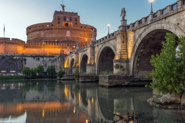 Rome, İtalya - 22 Haziran 2017: Gün batımı görünümü St. Angelo Köprüsü'nün ve st. Angelo City Roma, İtalya'nın kale