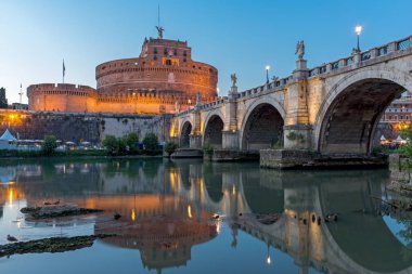 Rome, İtalya - 22 Haziran 2017: Gün batımı görünümü St. Angelo Köprüsü'nün ve st. Angelo City Roma, İtalya'nın kale