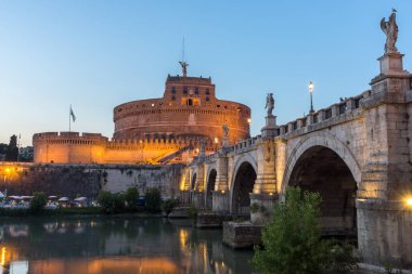 Rome, İtalya - 22 Haziran 2017: Gün batımı görünümü St. Angelo Köprüsü'nün ve st. Angelo City Roma, İtalya'nın kale
