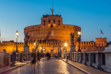 Rome, İtalya - 22 Haziran 2017: Gün batımı görünümü St. Angelo Köprüsü'nün ve st. Angelo City Roma, İtalya'nın kale