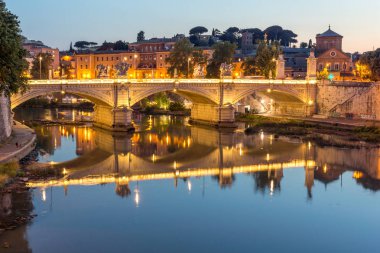 Rome, İtalya - 22 Haziran 2017: Gün batımı görünümü City Roma, İtalya'nın Tiber Nehri'nin