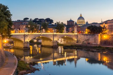 Rome, İtalya - 22 Haziran 2017: Gün batımı görünümü City Roma, İtalya'nın Tiber Nehri'nin