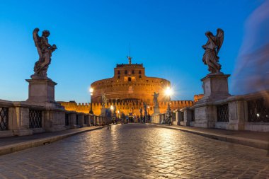 Rome, İtalya - 22 Haziran 2017: Gün batımı görünümü St. Angelo Köprüsü'nün ve st. Angelo City Roma, İtalya'nın kale
