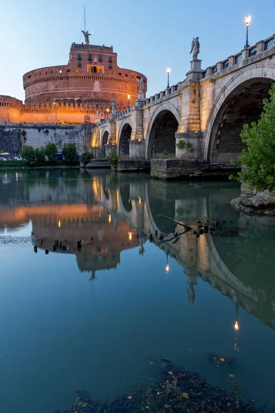 Rome, İtalya - 22 Haziran 2017: Gün batımı görünümü St. Angelo Köprüsü'nün ve st. Angelo City Roma, İtalya'nın kale