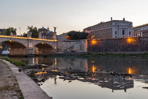 Rome, İtalya - 22 Haziran 2017: Muhteşem gün batımı görünümü şehir Roma, İtalya'nın Tiber Nehri'nin