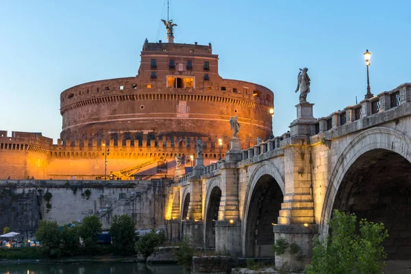 Rome, İtalya - 22 Haziran 2017: Gün batımı görünümü St. Angelo Köprüsü'nün ve st. Angelo City Roma, İtalya'nın kale