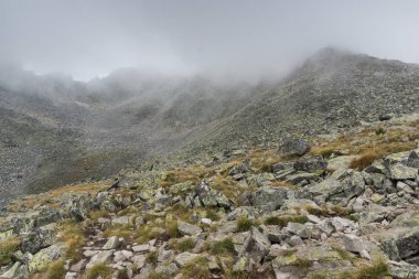 Kayalık yatay yürüyüş rota üzerinden tırmanma Musala tepe, Rila Dağı, Bulgaristan için