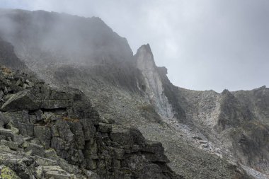 Kayalık yatay yürüyüş rota üzerinden tırmanma Musala tepe, Rila Dağı, Bulgaristan için