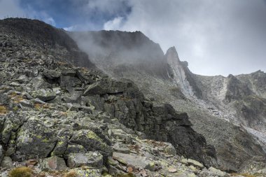 Kayalık yatay yürüyüş rota üzerinden tırmanma Musala tepe, Rila Dağı, Bulgaristan için