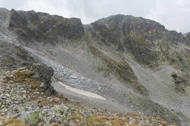 Kayalık yatay yürüyüş rota üzerinden tırmanma Musala tepe, Rila Dağı, Bulgaristan için