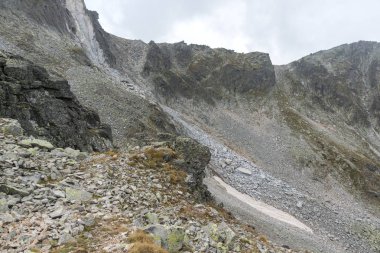 Kayalık yatay yürüyüş rota üzerinden tırmanma Musala tepe, Rila Dağı, Bulgaristan için