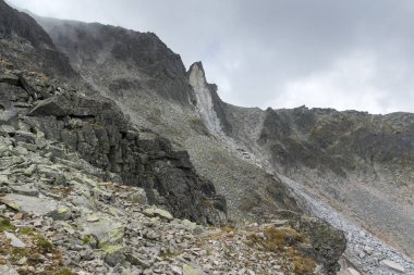 Kayalık yatay yürüyüş rota üzerinden tırmanma Musala tepe, Rila Dağı, Bulgaristan için