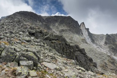 Kayalık yatay yürüyüş rota üzerinden tırmanma Musala tepe, Rila Dağı, Bulgaristan için