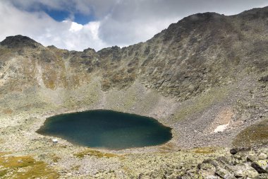 Ledenoto (ICE) Gölü ve bulutlar Musala tepe, Rila Dağı, Bulgaristan üzerinden Panoraması