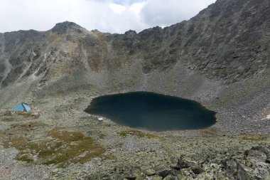 Ledenoto (ICE) Gölü ve bulutlar Musala tepe, Rila Dağı, Bulgaristan üzerinden Panoraması