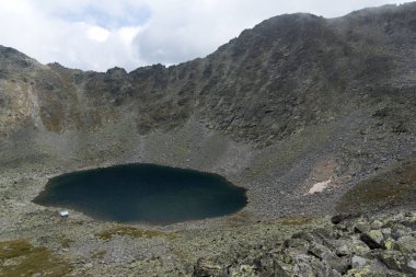 Ledenoto (ICE) Gölü ve bulutlar Musala tepe, Rila Dağı, Bulgaristan üzerinden Panoraması