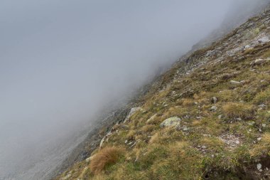 Kayalık yatay yürüyüş rota üzerinden tırmanma Musala tepe, Rila Dağı, Bulgaristan için