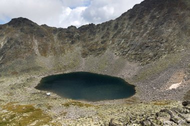 Ledenoto (ICE) Gölü ve bulutlar Musala tepe, Rila Dağı, Bulgaristan üzerinden Panoraması