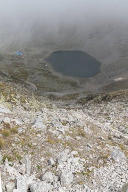 Ledenoto (ICE) Gölü ve bulutlar Musala tepe, Rila Dağı, Bulgaristan üzerinden Panoraması