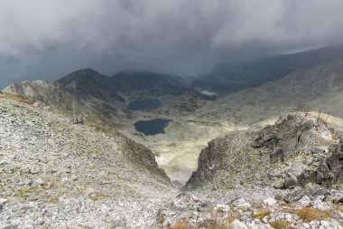 Musalenski göller, Rila Dağı, Bulgaristan üzerinden sis ile muhteşem manzara