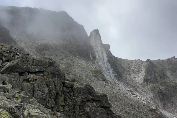 Kayalık yatay yürüyüş rota üzerinden tırmanma Musala tepe, Rila Dağı, Bulgaristan için
