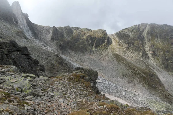 Kayalık yatay yürüyüş rota üzerinden tırmanma Musala tepe, Rila Dağı, Bulgaristan için
