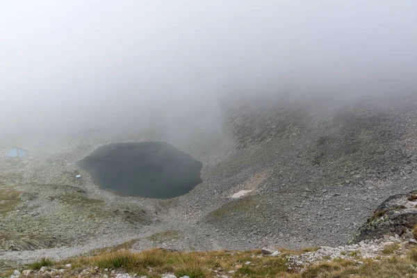 保加利亚里拉山穆萨拉峰上的莱登托 湖和云全景 — 图库照片