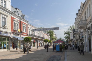 Ruse, Bulgaristan - 1 Mayıs 2008: Bina ve Ruse, Bulgaristan şehir merkezinde sokak