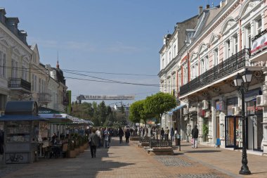 Ruse, Bulgaristan - 1 Mayıs 2008: Bina ve Ruse, Bulgaristan şehir merkezinde sokak