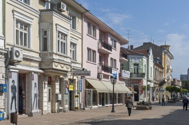 Ruse, Bulgaristan - 1 Mayıs 2008: Bina ve Ruse, Bulgaristan şehir merkezinde sokak