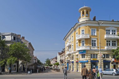 Ruse, Bulgaristan - 1 Mayıs 2008: Bina ve Ruse, Bulgaristan şehir merkezinde sokak