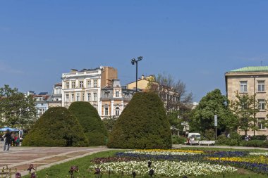 Ruse, Bulgaristan - 1 Mayıs 2008: Bina ve Ruse, Bulgaristan şehir merkezinde sokak