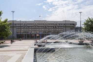 Ruse, Bulgaristan - 1 Mayıs 2008: Bina ve Ruse, Bulgaristan şehir merkezinde sokak