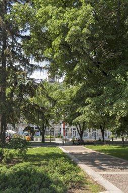 Ruse, Bulgaristan - 1 Mayıs 2008: Bina ve Ruse, Bulgaristan şehir merkezinde sokak