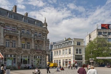 Ruse, Bulgaristan - 1 Mayıs 2008: Bina ve Ruse, Bulgaristan şehir merkezinde sokak